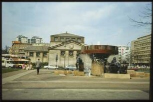 Brunnen „Lebensalter“ neben dem U-Bahnhof Wittenbergplatz