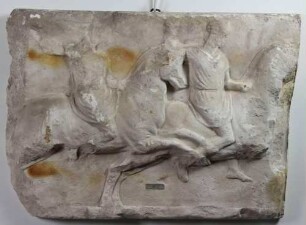 Zwei Reiter im kurzen Chiton nach rechts