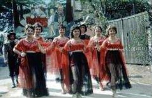 Kostümierte Frauen beim historischen Festzug der Stadt Lauter (Sachsen) zum 800jährigen Jubiläum