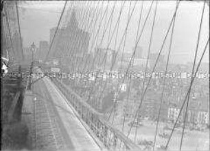Blick auf die Brooklyn Bridge in Richtung Manhattan, New York