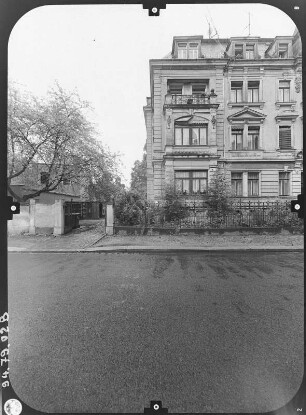 Dresden-Striesen, Voglerstraße 9. Wohnhaus (um 1895). Straßenfront (Teilansicht)