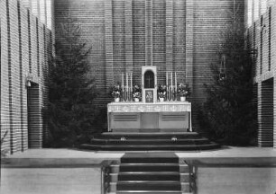 Güstrow, Grüne Straße 25. Katholische Kirche Sankt Mariae Himmelfahrt (1928-1929; P. Korff). Altarraum zu Weihnachten