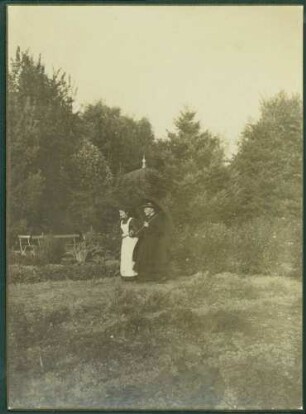 Park, Susanna Werkle mit Krankenschwester.