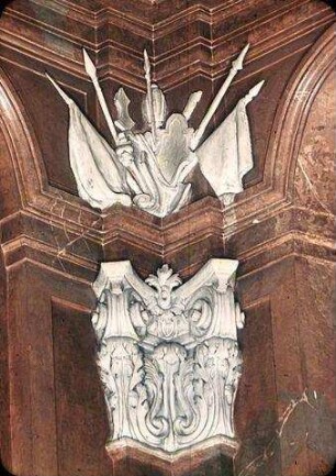 Trophäen und Reliefs mit mythologischen Szenen