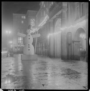 Dresden. Striezelmarkt bei Nacht. Der Schneemann am Altmarkt