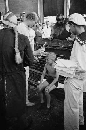 Bordleben Cap Arcona. H.S.D.G. Äquatortaufe auf dem Passagierschiff