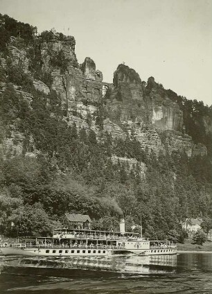 Sächsische Schweiz. Basteifelsen. Blick über die Elbe, im Vordergrund Dampfer "Dresden" (1926, Werft Laubegast)