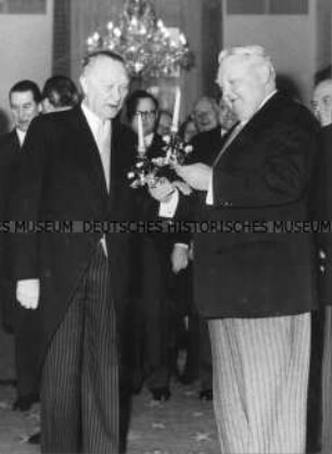Ludwig Erhard überreicht Konrad Adenauer zum 82. Geburtstag das Geschenk des Kabinetts