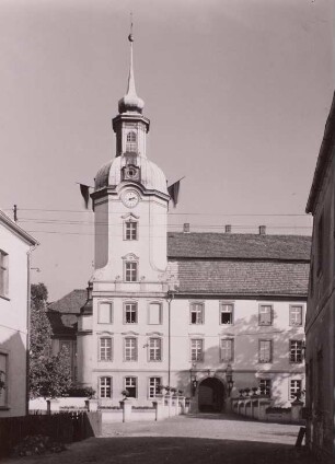 Lieberose, ehemaliges Schloss, Westseite. Blick auf den Uhrenturm, 1975 eingestürzt
