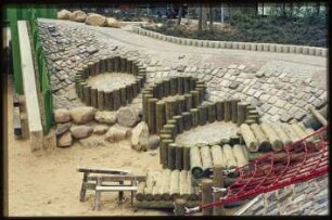 Spielplatz auf dem Außengelände der Autobahnüberbauung Schlangenbader Straße