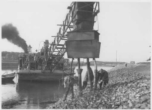 Uferschutz Deckwerk asphaltvergossen vom Wasser aus