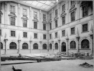 Dresden-Altstadt, Ringstraße. Neues Rathaus (1904-1910; K. Roth, E. F. Bräter). Lichthof, Zustand während der Verlegung des Fußbodens