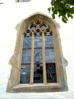 Kirchturm von Süden - Erdgeschoß (im Kern Romanischer Chorturm mit Turmchor)-Gotisches Maßwerkfenster-im 15 Jh bei Renovierung eingesetzt