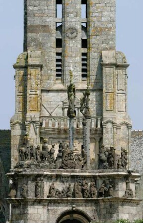 Frankreich. Bretagne. Finistere. Pleyben. Enclos Paroissial. Calvaire und Kirchturm