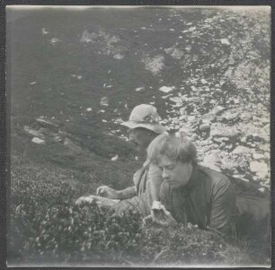 Wilhelm und Marie Paulcke vespernd bei der Rast auf einer Wiese in den [Engadiner bzw. Bergeller] Bergen