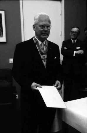 Freiburg: Hotel Stadt Freiburg; Bundesverdienstkreuz für Prof. Max Müller, München überreicht durch Ministerpräsident Filbinger