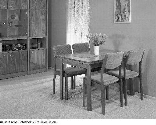 Eßtisch (Modell T 321/5) mit vier Stühlen (Stuhl mit gepolsterter Sitzfläche und Rückenlehne (Modell 179/1)) (1980; VEB Vereinigte Sitzmöbelindustrie Neuhausen)