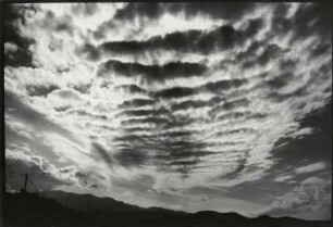Wolkenformation über den Bergen