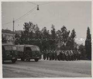 Wehrmachtssoldaten, Siegesparade in Athen, Italienische Militärkapelle