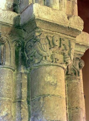 Kapitell mit Darstellung einer männlichen Figur zwischen zwei Fabeltieren