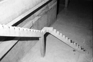 Hausen an der Möhlin: Treppe im Wasserbehälter, leer