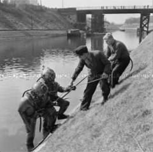 Taucher bergen Munition im Teltow-Kanal