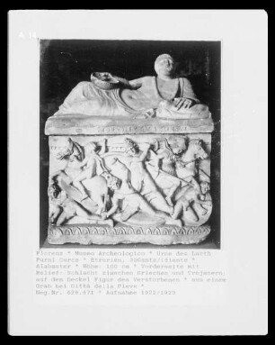 Urne des Larth Purni Curce (Vorderseite mit Relief: Schlacht zwischen Griechen und Trojanern; auf dem Deckel Figur des Verstorbenen)