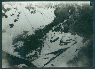 Foto einer vermuteten Artillerie-Stellung nördlich von Klein Hahnenbrunnen (Luftbild)