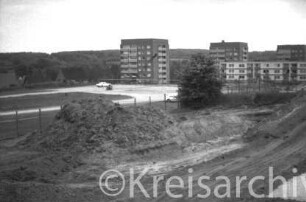 Schanzenbarg: Berufliche Schule des Kreises Stormarn: in Bau: Baustelle, vorne rechts Rampe von Baugrube: Aushub: dahinter Gelände mit Zaun und Wegen: hinten Einzelhäuser, Hochhäuser, Wohnblocks