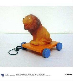 Löwe auf Rädern zum Ziehen