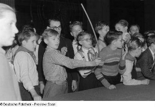 Kinder beim Bogen schießen