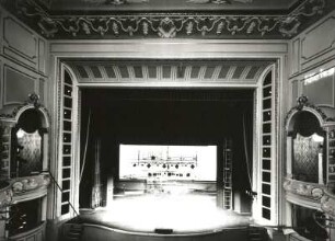 Dresden-Altstadt. Schauspielhaus (1912/1913; W. Lossow, M. H. Kühne; Umbau 1993/1995). Bühne mit Dekoration für "Goldbergvariationen" und Hoflogen. Blick vom 1. Rang