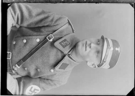 Portrait eines Mannes in SA-Uniform