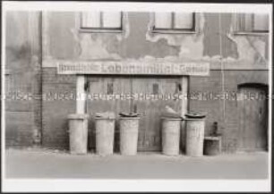 Blick auf Mülltonnen (Altersgruppe 18-21)