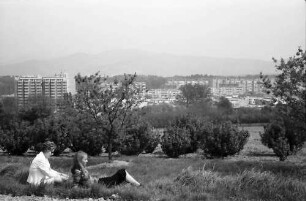 Freiburg, Lehen: Vom Lehener Berg auf Landwasser mit Spitzli und Mädchen im Gras