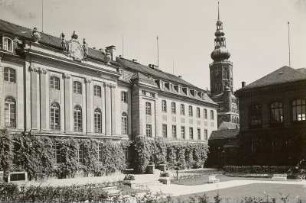 Greifswald, Domstraße 11. Ernst-Moritz-Arndt-Universität (1456 gegründet, 1747/1750 Umbau; A. Mayer). Eingangsseite- Blick zu Dom St. Nikolai (1457/1500)