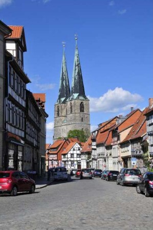 Quedlinburg - St. Nikolaikirche : Pölkenstraße mit St. Nikolaikirche, aufgenommen am 16. April 2014 in Quedlinburg. Foto Uwe Gerig