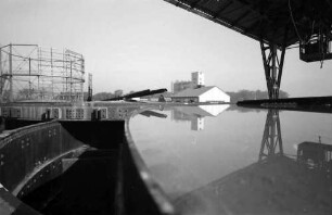 Freiburg: Spiegelung im Deckel eines Kessels, Hintergrund Gasometer
