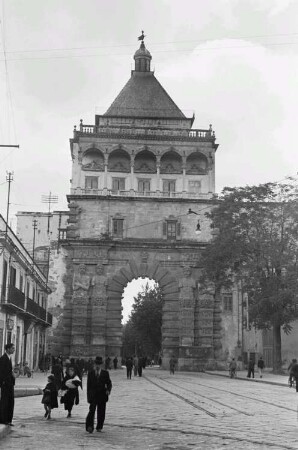 Reisefotos Italien. Sizilien. Palermo. Altes Stadttor beim Normannenpalast