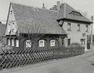 Neugersdorf, Wohnhaus : Neugersdorf (Kreis Löbau-Zittau), Wohnhaus, Karl-Liebknecht-Straße 12, 19. Jahrhundert, Straßenansicht mit Hausanbau