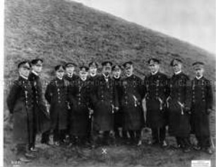 Die Offiziere der SMS Möve mit Kapitän Dohna-Schlodien