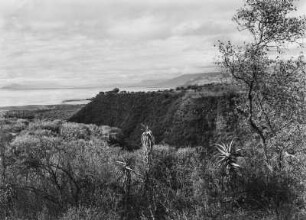 Manyara-See : Blick auf Felsformationen am Ufer des Manyara-Sees