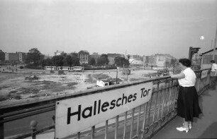 Berlin; Mehringdamm: Hochbahnhof; Bahnsteig und Blick auf Mehring Platz