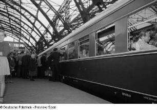 Reisende auf dem Bahnsteig