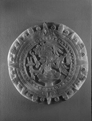 Aztekische Reliefplatte mit Sonnengott