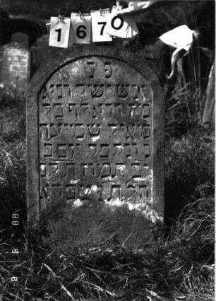 Grabstein 1670 (Index: 100097708) Maße HxBxT: 86x56x8 cm: Grabstein 1670