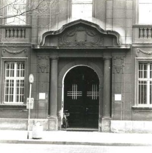 Cottbus, Wilhelm-Külz-Straße 11/Ecke Wernerstraße. Ehemalige Loge (Kammerbühne und Landessender Brandenburg; um 1910), Portal