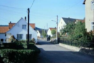 Dorfstraße Richtung Kleinbucha, Häuser mit Vorgärten