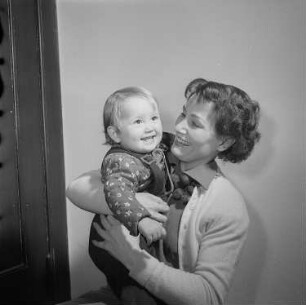 Porträtaufnahmen der Schauspielerin Inge Keller mit ihrer Tochter : Inge Keller mit Tochter