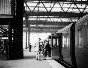 Bahnhof London Waterloo : Bahnsteig mit Zugreisenden